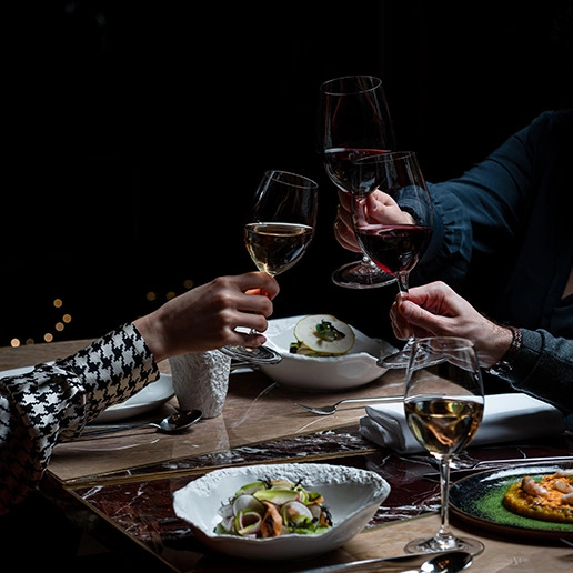 Moment of conviviality among several people at Dans le Noir ?