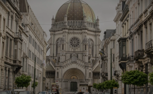 Vue de la cathédrale Notre-Dame de Laeken à Bruxelles depuis une rue bordée de bâtiments historiques