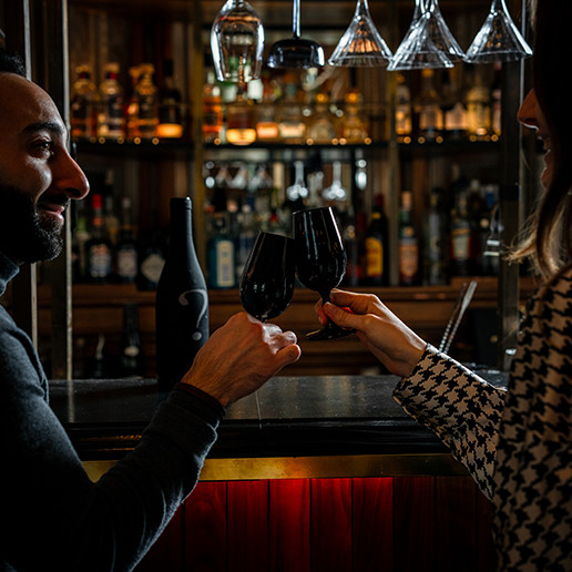 Couple célébrant un anniversaire de mariage au restaurant Dans le Noir ?
