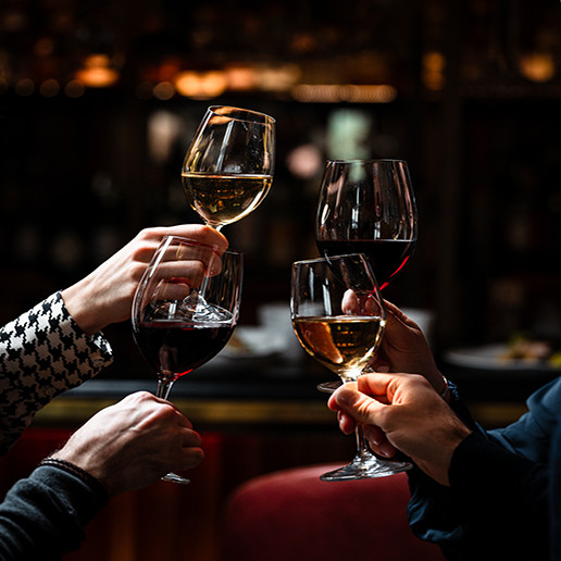 Groupe de collègues célébrant un départ au restant Dans le Noir ?