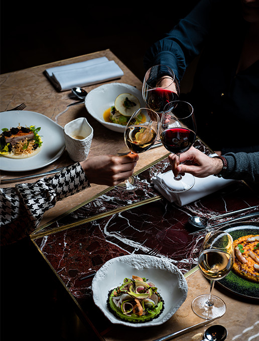 Un groupe de convives célébrant un départ autour d'un dîner gastronomique au restaurant Dans le Noir ?