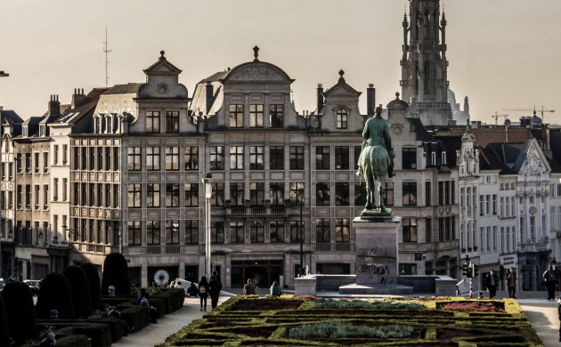 Vue du Mont des Arts à Bruxelles avec ses jardins paysagers, ses bâtiments historiques et le panorama sur le centre-ville.