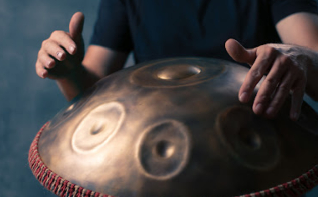 Musicien jouant du handpan